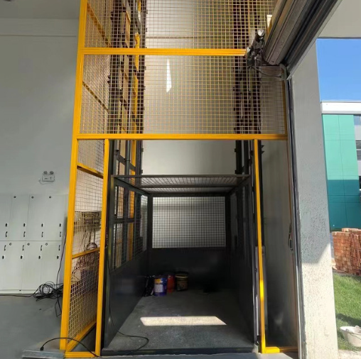 青岛导轨式升降机助力物流园破解运输难题